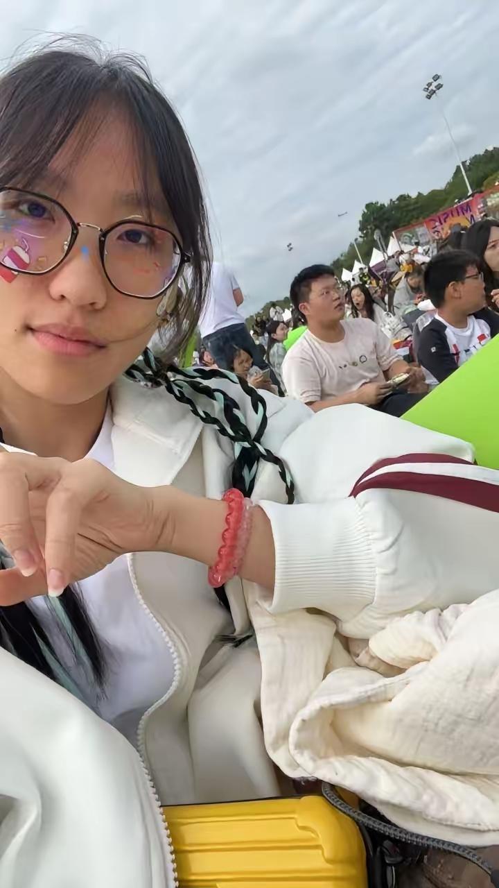 我算是弄懂了这些零零后大学生的套路了啊。​我给我家女儿一个月两千块钱的生活费，