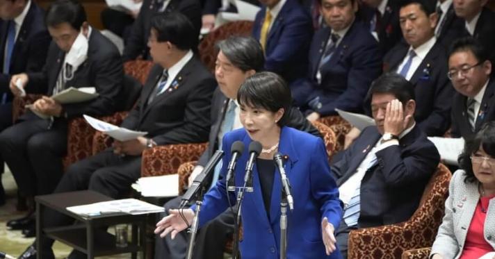 日本国会最近闹出一桩耐人寻味的事。执政联盟的一名议员，当着首相的面，翻出日本政府