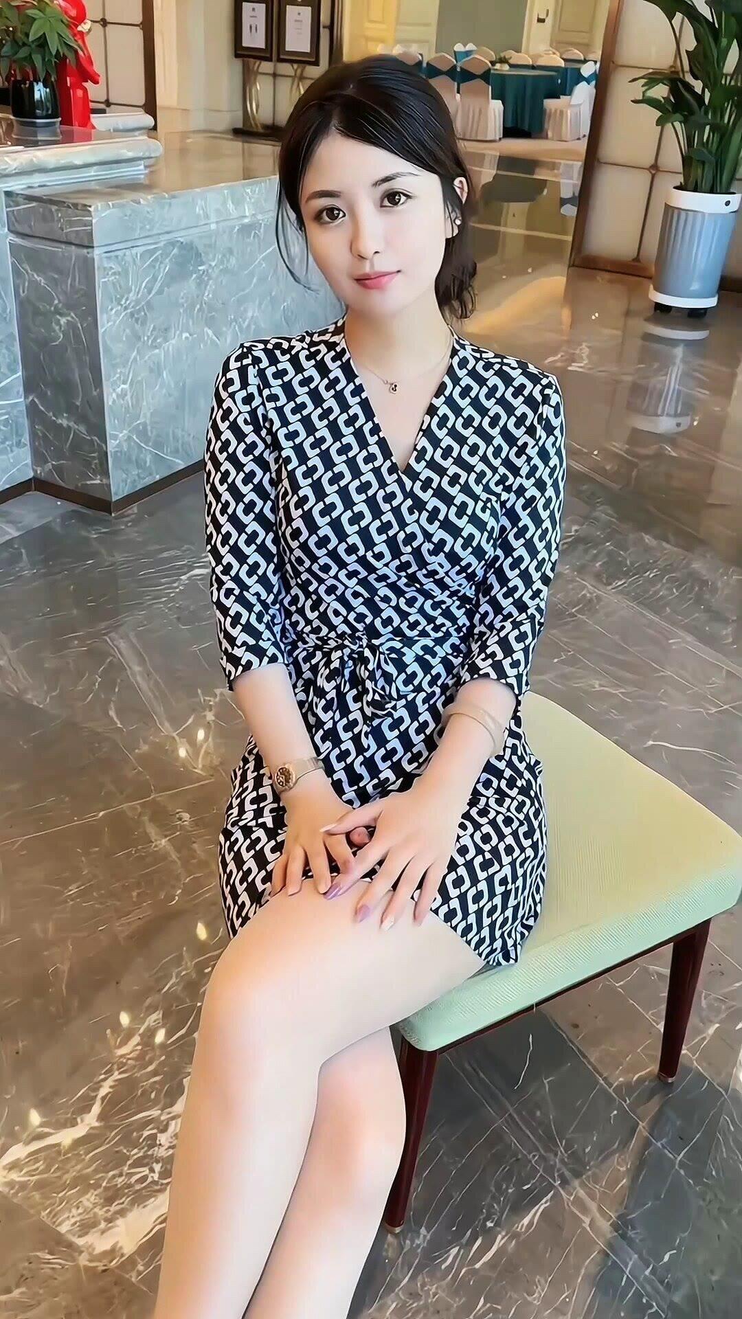 优雅黑白连衣裙，自信坐于现代大堂