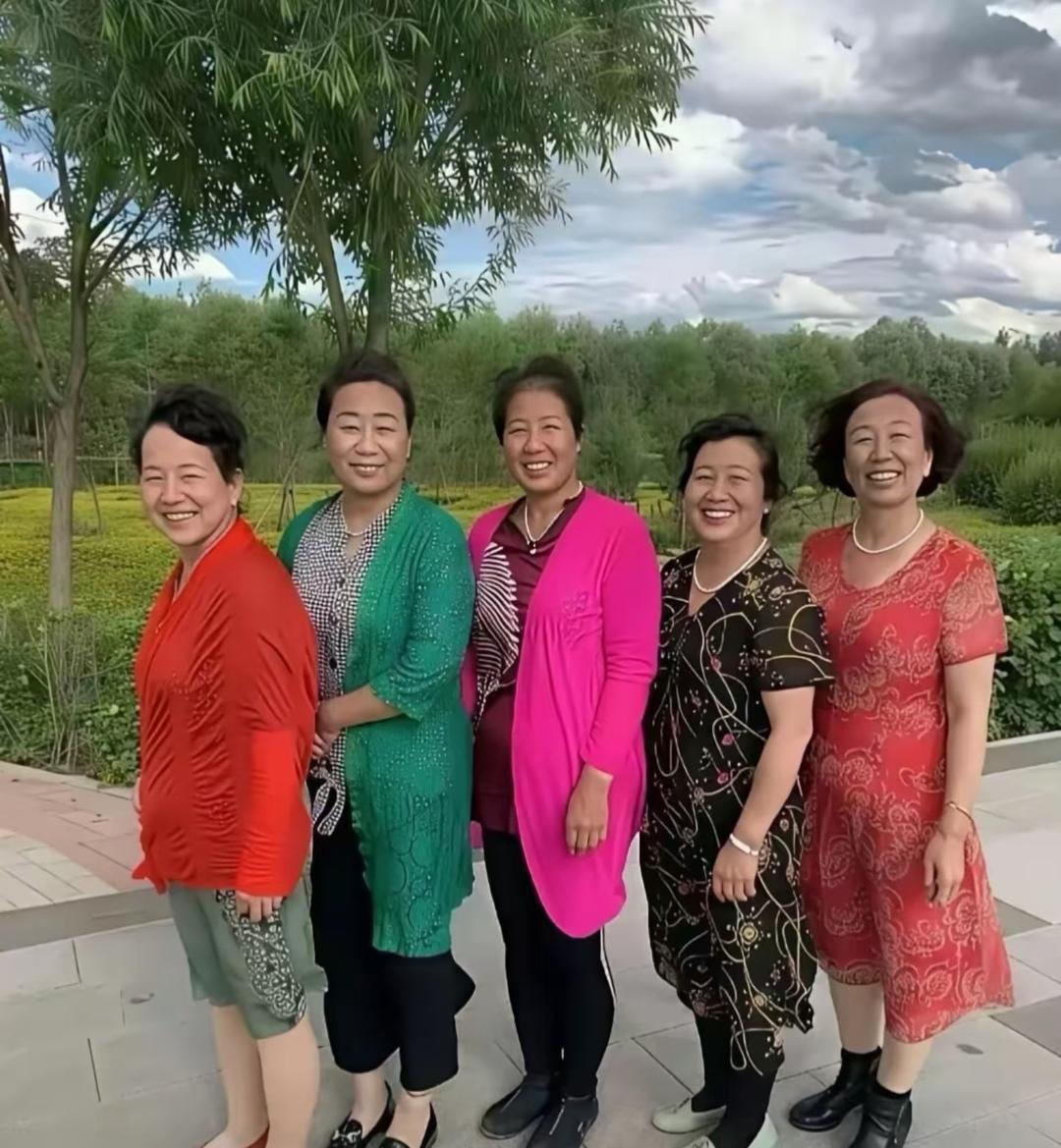 不明白，大妈们为啥都喜欢穿鲜艳的衣服呢？你看这几位阿姨，红的绿的粉的，色彩格外亮