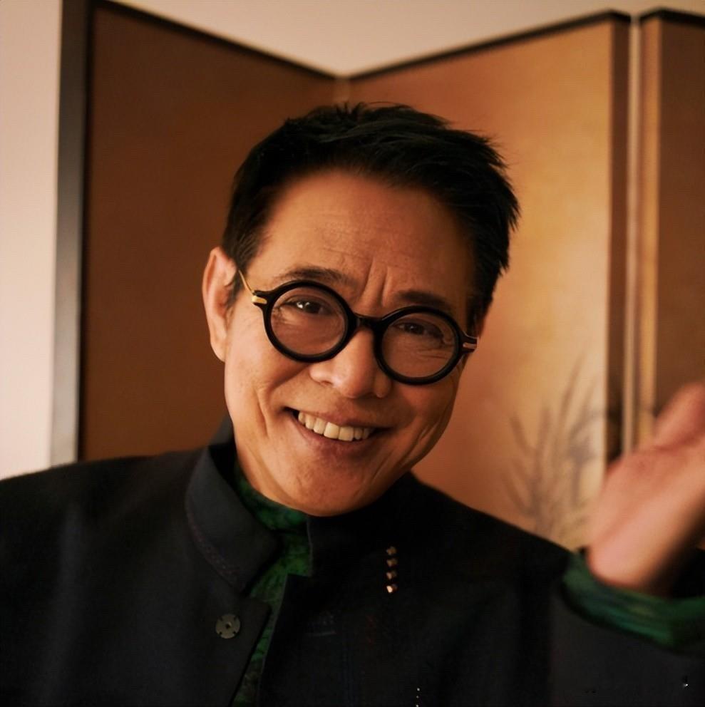 64岁利智久违露面状态颜值双回春大家发现没有？最近李连杰一家三口去尼泊尔拜见大司徒仁波切的照片在网上
