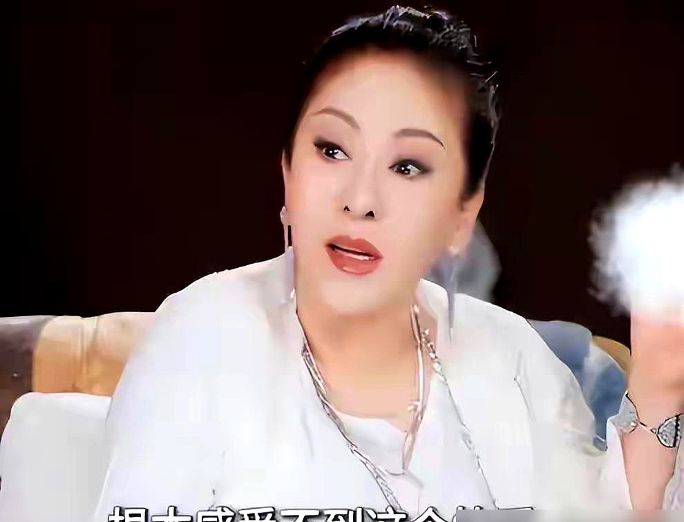 黄晓明自曝帮了太多白眼狼，干妈向太二十年前撂下的话，终究还是应验了向太在圈里阅人无数，干儿子只认黄晓