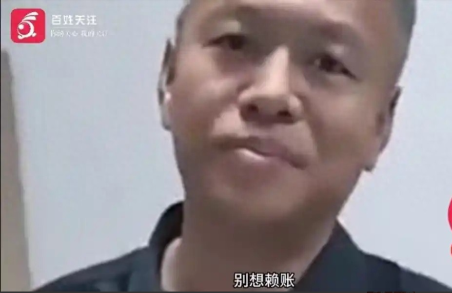 学院书记要求学生删除诉求视频，学生不接受，书记就对他挥拳相向