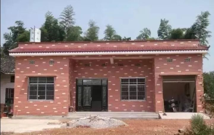 也不知道为什么，在城里居住的人非要把自己在农村的老房子拆除重建。一个看一个，风起