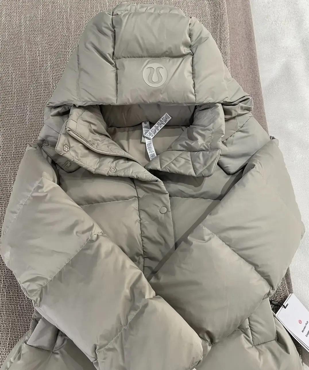 同事花3900买件外国羽绒服，结果后面一个月顿顿泡面，地铁挤成照片。月薪八千，