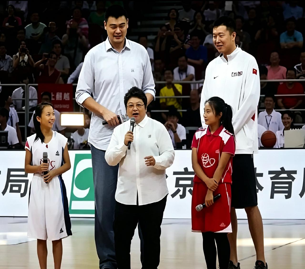 13年那场篮球慈善活动，韩红被俩巨人姚明、王治郅夹在中间。她自己都忍不住乐，说站