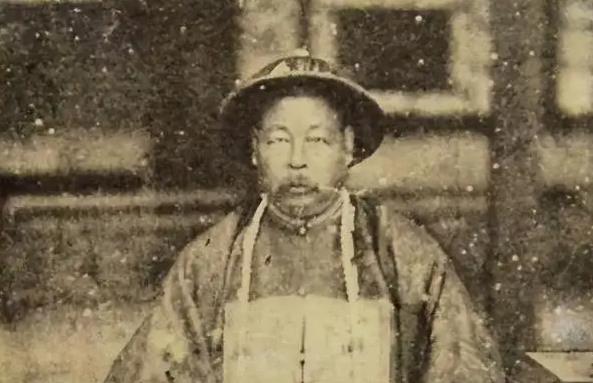 1881年，左宗棠将新疆收复后，回宫途中遭遇了崇文门太监的拦阻。这位太监自以为高