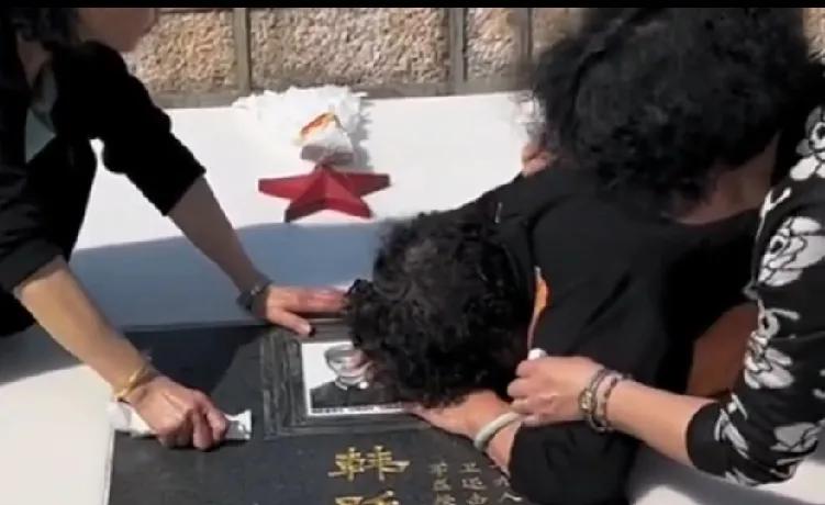 麻栗坡烈士陵园又一幕悲情画面，“滚雷英雄”韩跃奎烈士的母亲趴在烈士儿子的墓碑上失