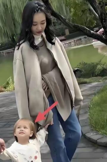 王鸥的女儿正面曝光王鸥独自带娃，男方绝口不提，据知情人爆料，两人相伴五年，最后
