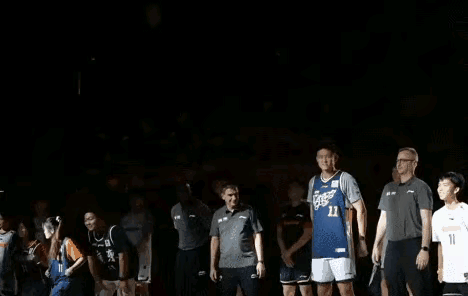 广东宏远队给我最深的印象，就是球员连号的时代。6号陈江华，7号王仕鹏，8号朱芳