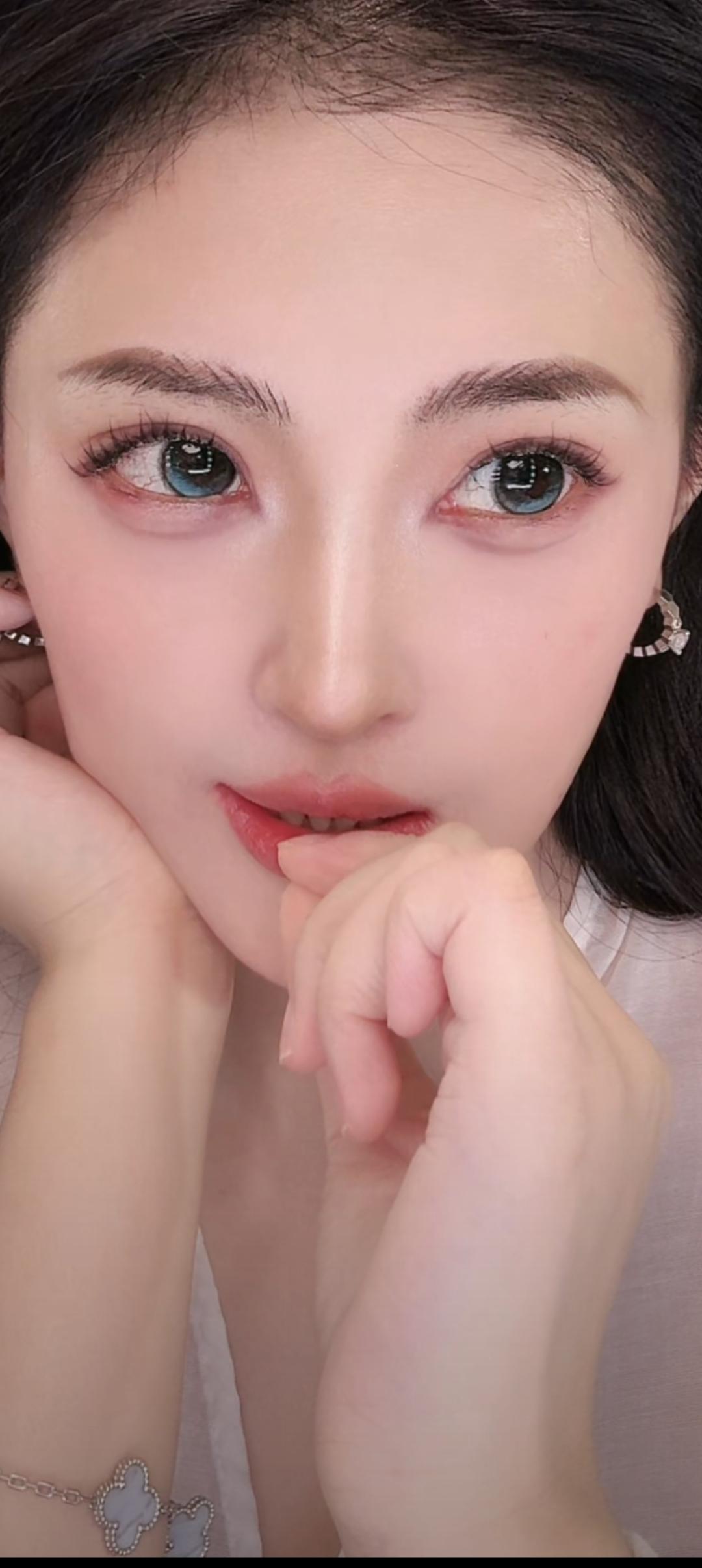 这位美女在思考什么？