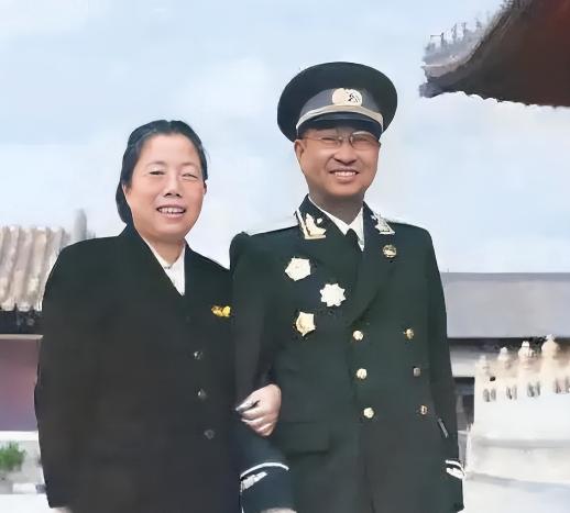 1955年9月27日，陈赓刚从紫光阁授衔仪式上走出来，没回家，也没去军队，只带着