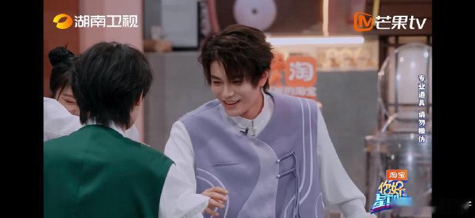 丁程鑫丁程鑫指哪丁禹兮看哪你好星期六这默契谁懂啊！丁程鑫手指一动，丁禹兮的头就