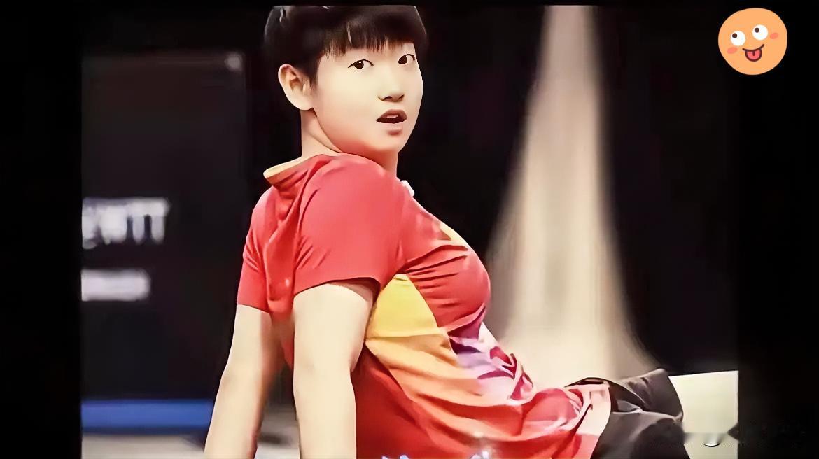 [红脸笑]我就纳了闷了，咋总有人盯着莎莎的身材不放？非得说人家腿粗个儿矮，这眼神是不