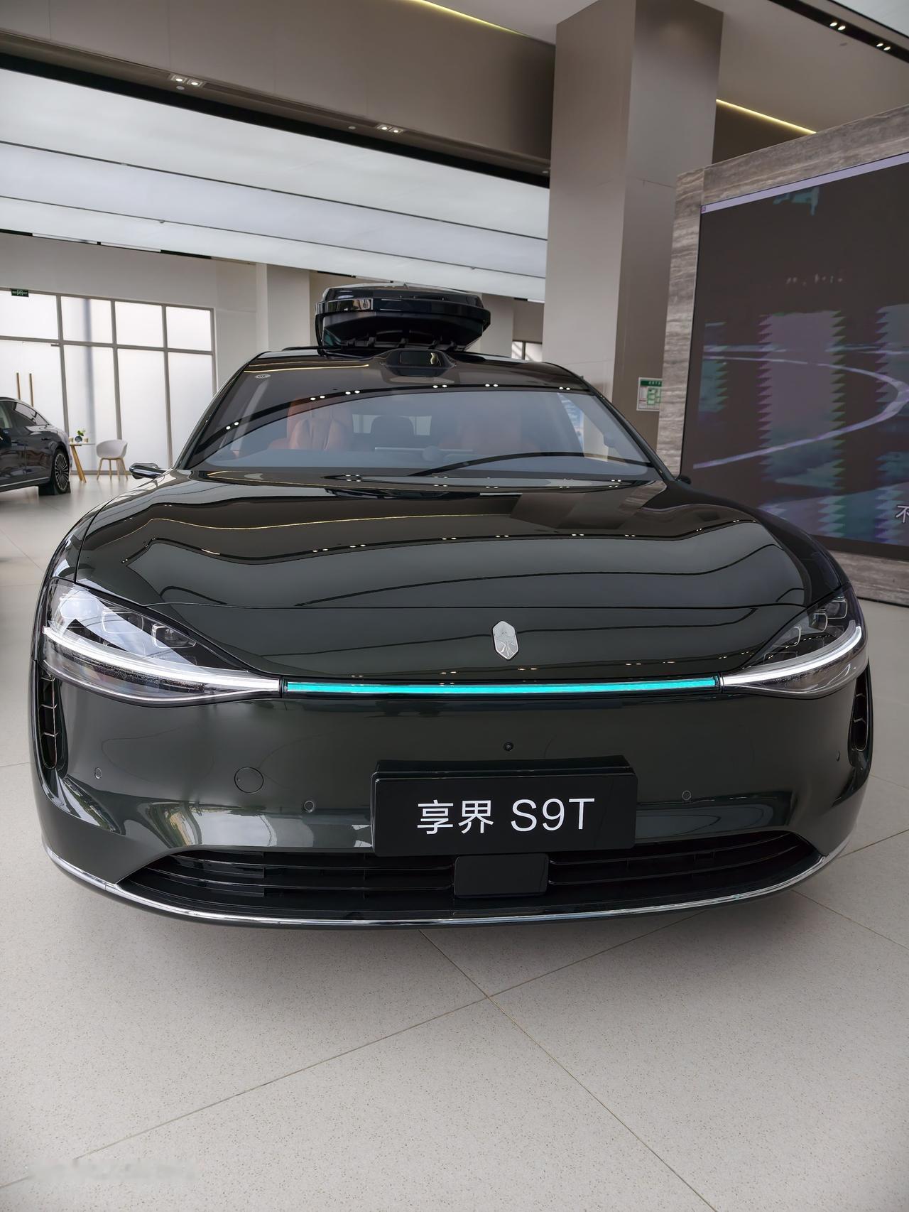 近距离摸了一下享界S9T，确实很帅，用料也扎实