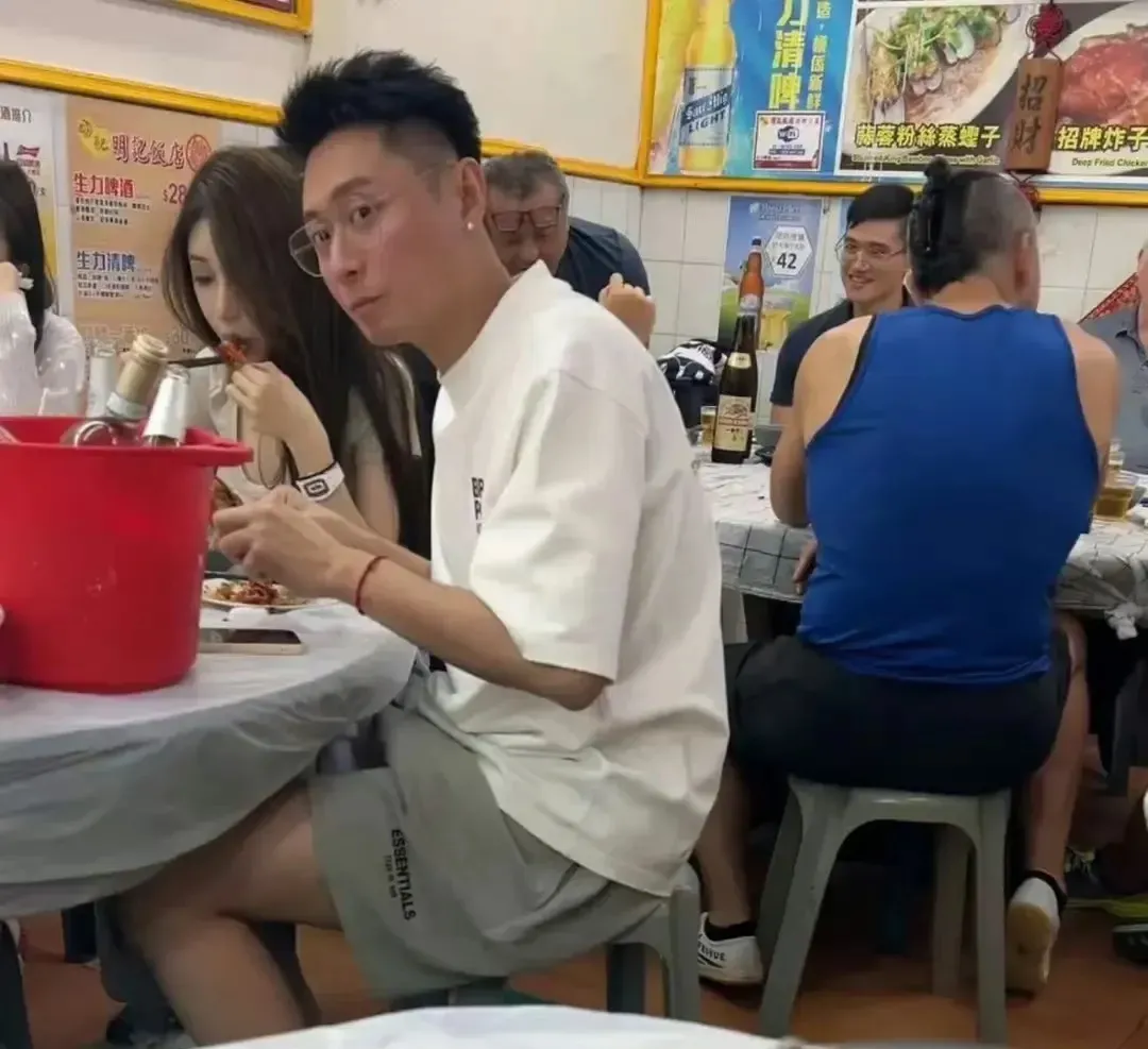 买超现今的生活，真的诠释了有些女人把你当草，但有些女人把你当宝。买超跟张嘉倪在