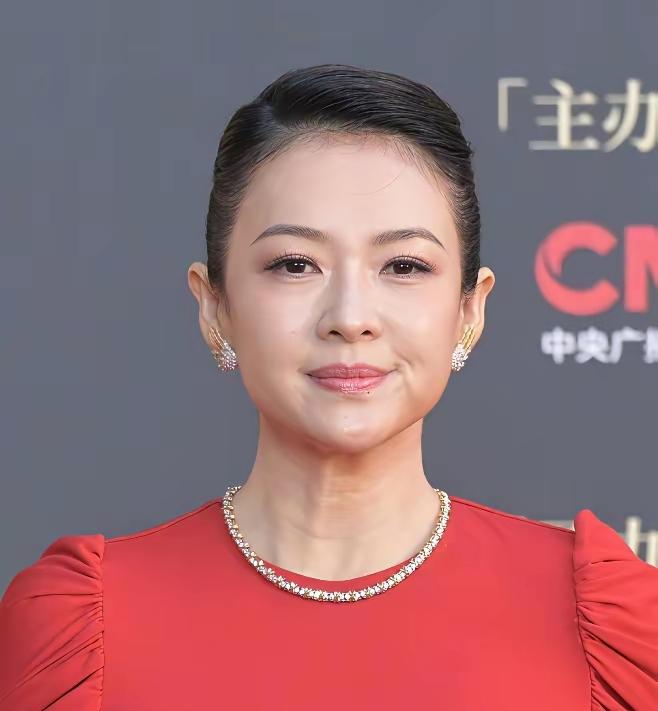 又被章子怡惊艳到了！3月20日，章子怡惊艳亮相​CMG中国电影盛典红毯！当天