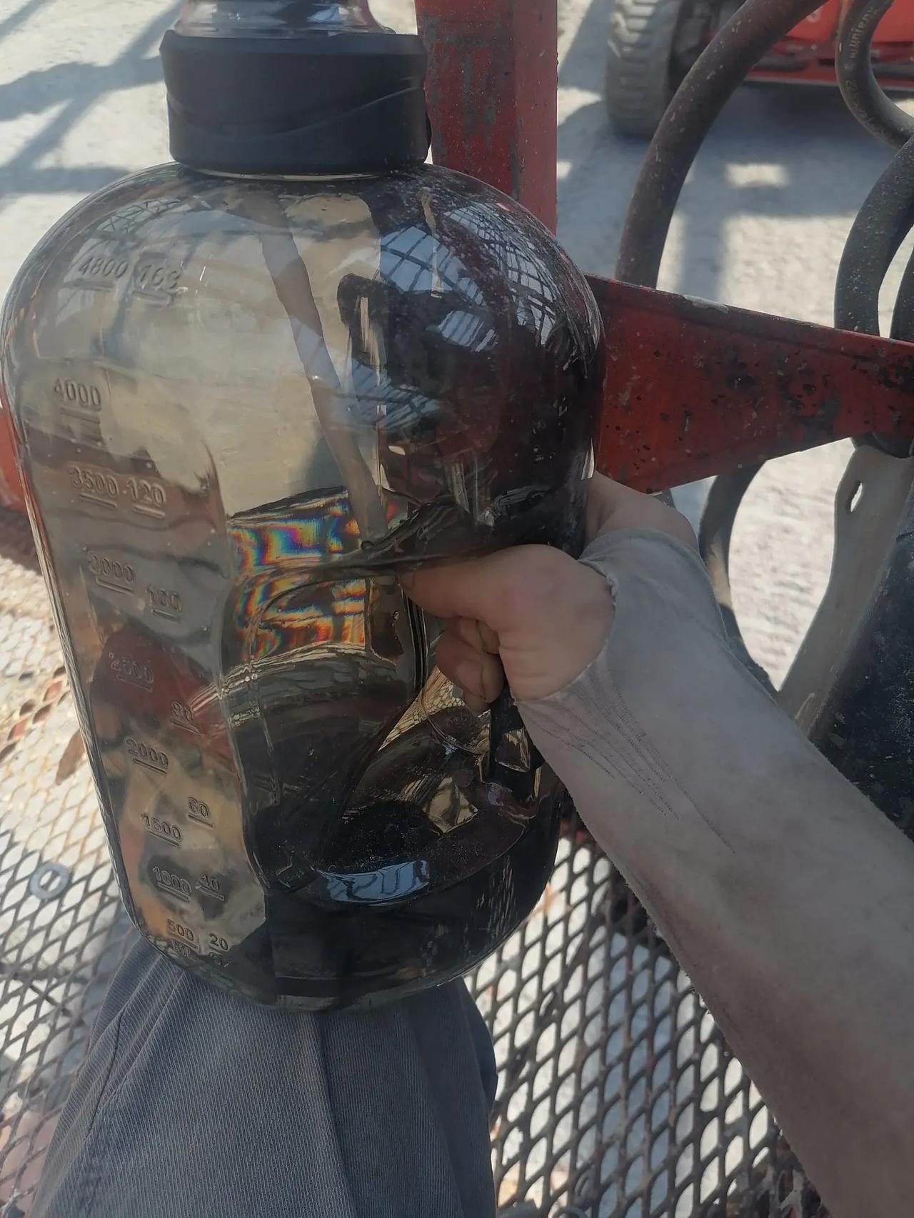 大家好，我是水电工星仔，今年36岁，湖南株洲的，做水电工已经五年，目前在外地这个