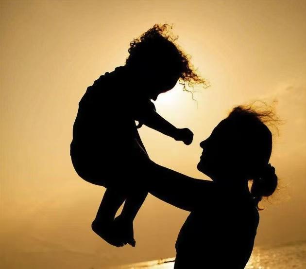 昨天跟我妈视频，我妈说多关心关心你弟弟！我的火噌一下就上来了！我弟正在闹离婚