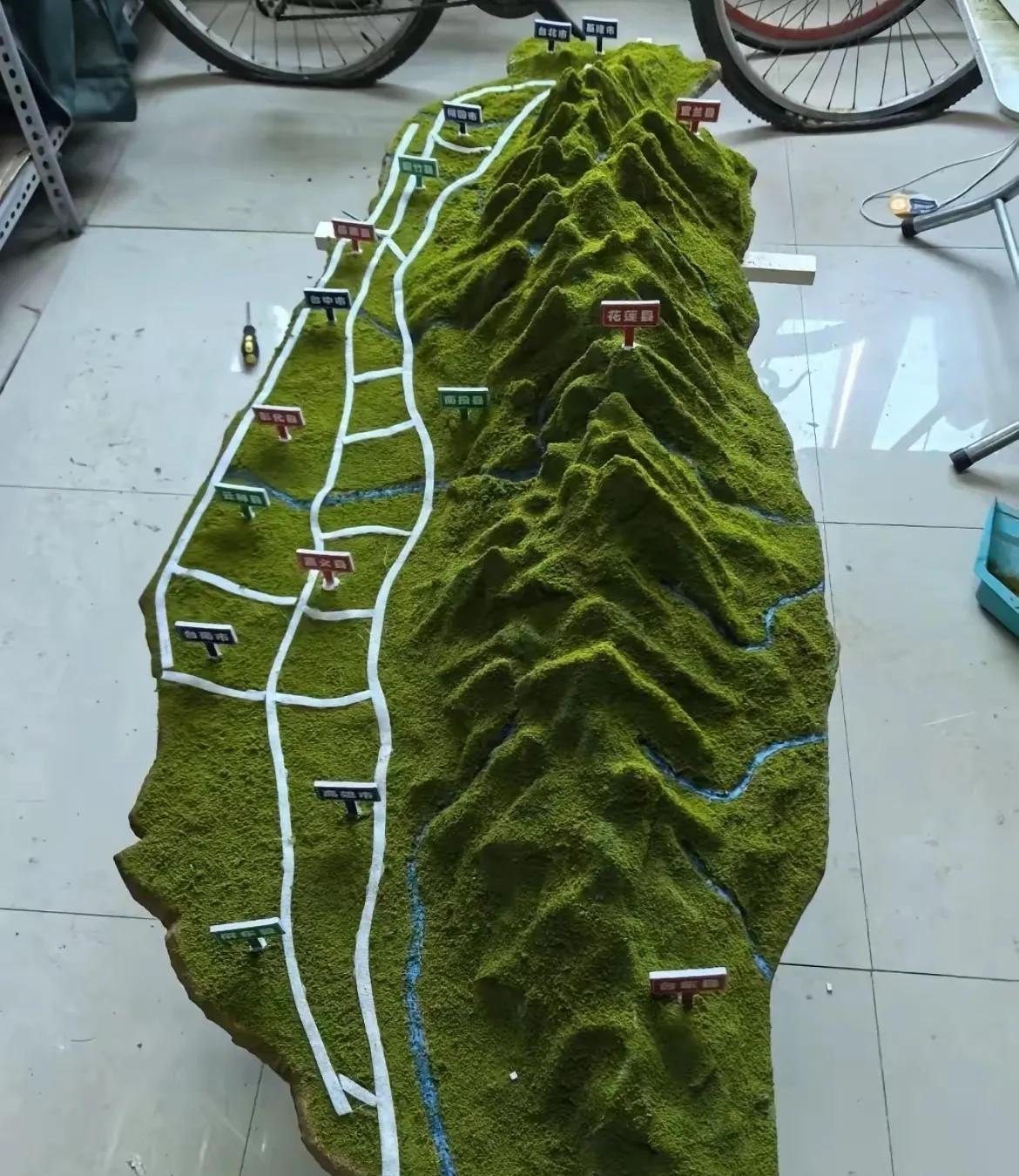很多人以为台湾岛像海南岛一样，岛上路网四通八达，东南西北四面贯通，那就误解太深了