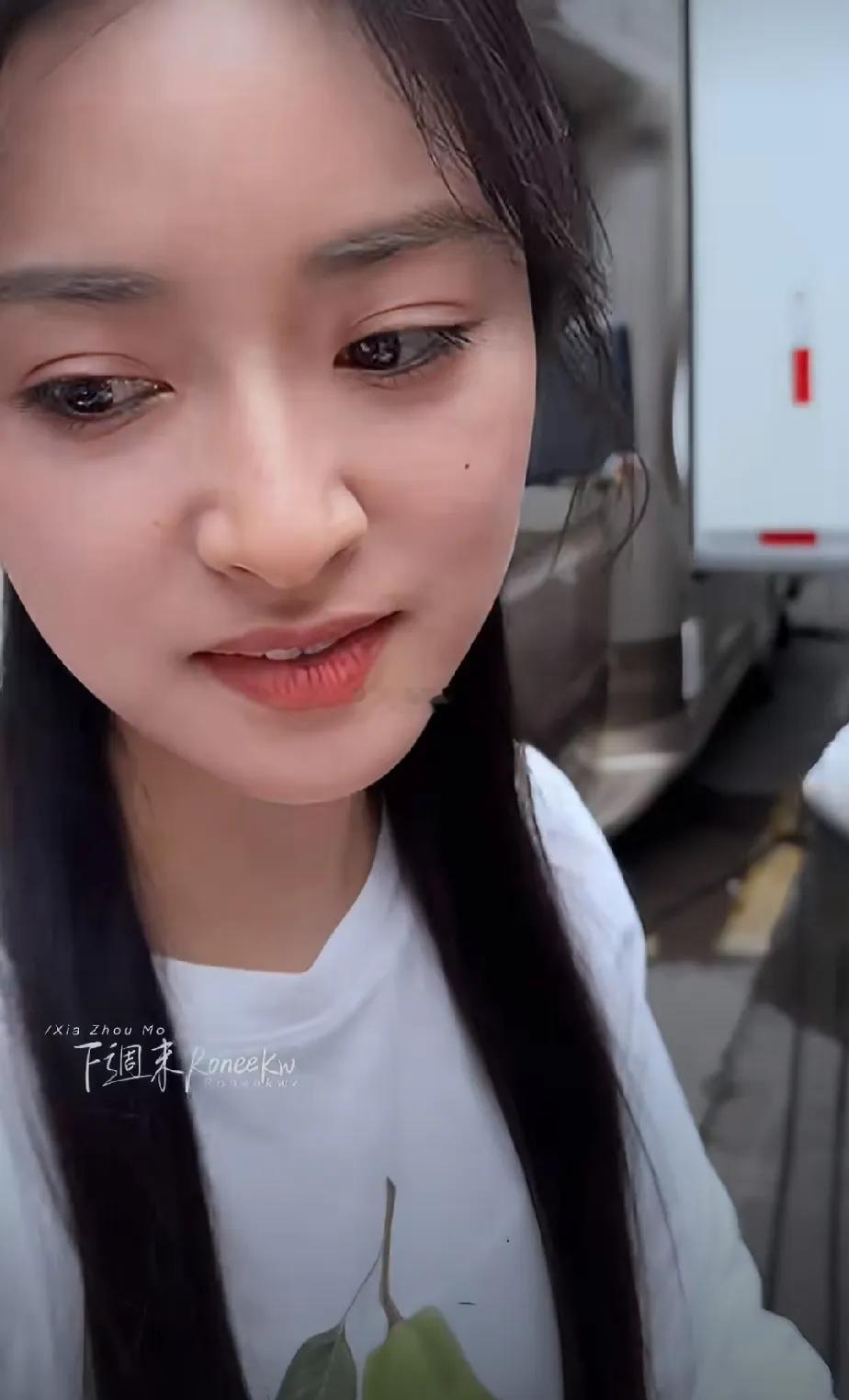 沈月在向王鹤棣道歉后首次公开露面，现场粉丝不断暖心喊话鼓励，听到安慰的话语，她当
