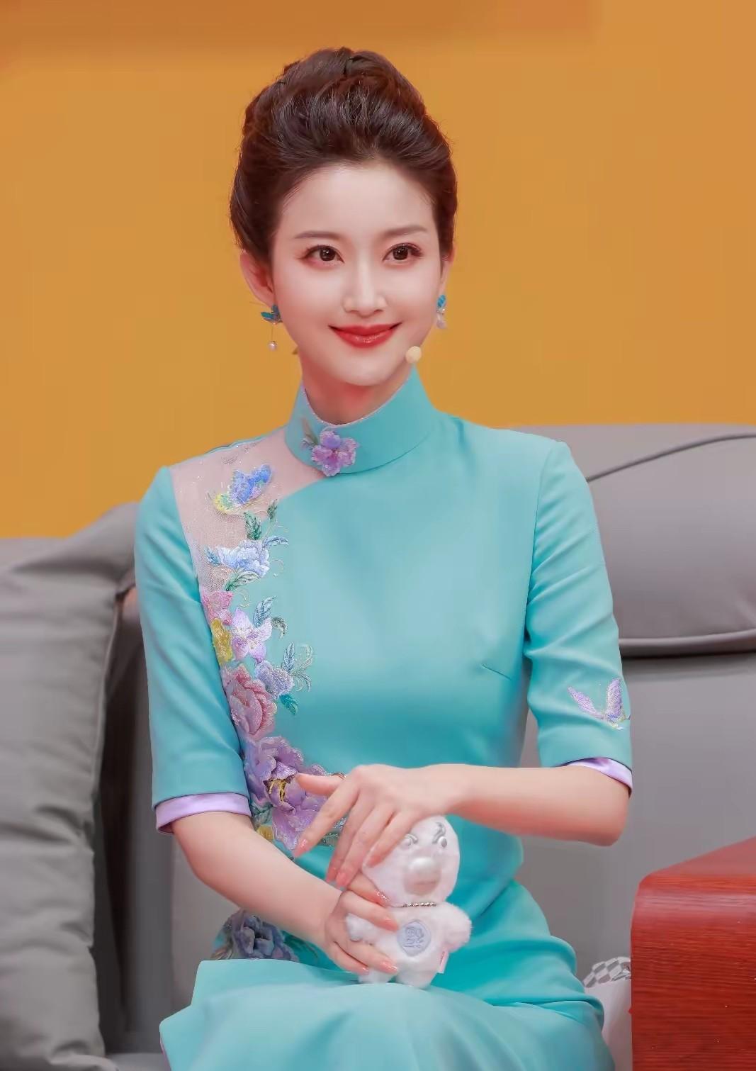 预测一下刘心悦能够坚持主持春晚几届？春晚每年都会换一到两位主持人，就说明导演组一