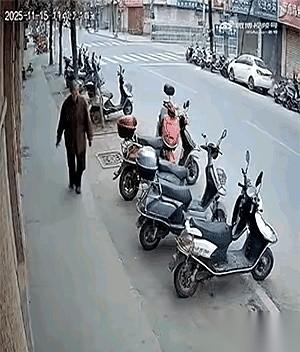 讲真，这辈子没见过这么拼的老大爷。一个飞踹，想把路边的电瓶车干倒。结果，车倒