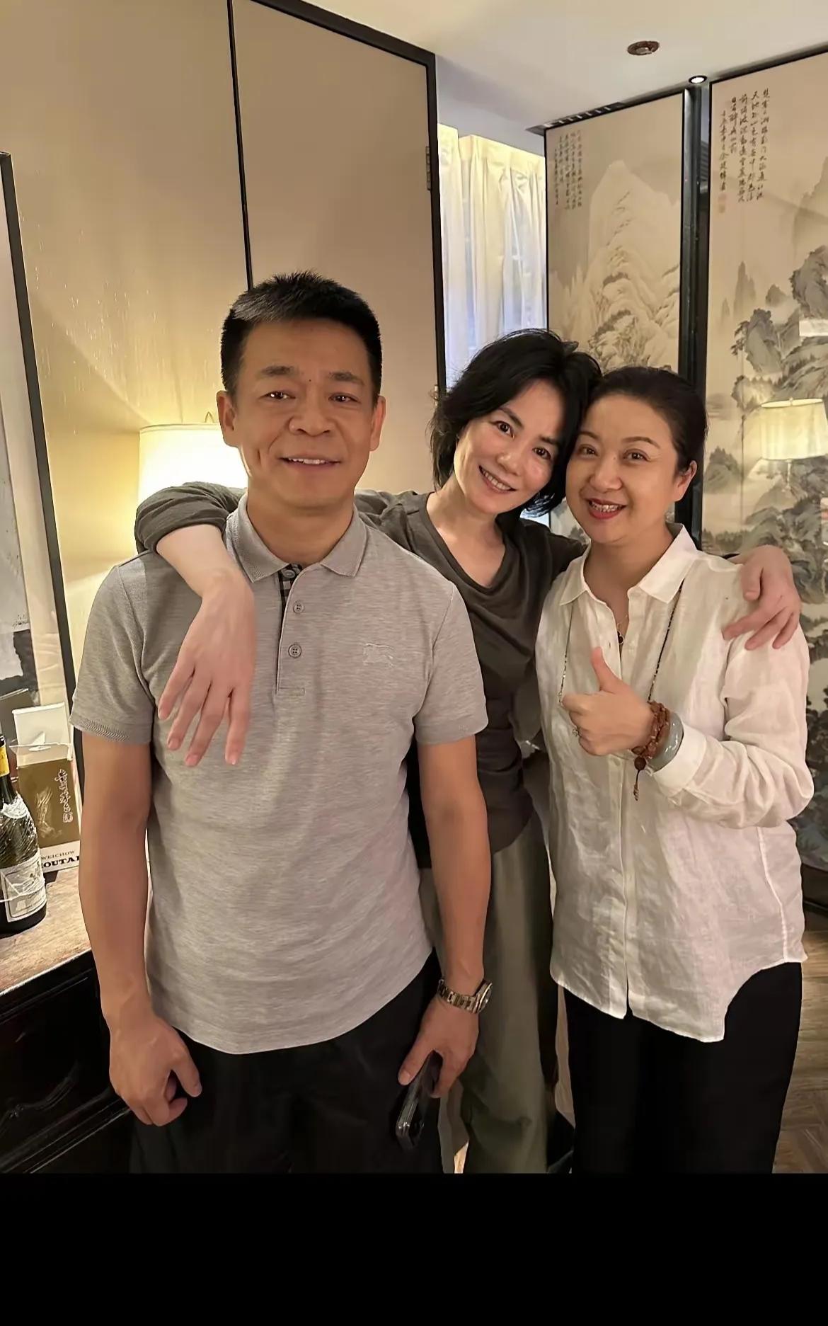 王菲、孙浩和任小蕾同框，这画面太惊艳了！照片里孙浩满脸微笑，而王菲站在中间，胳膊