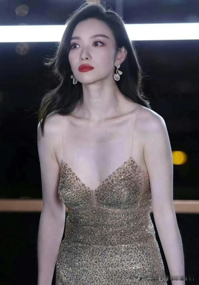 该说不说，倪妮确实很喜欢露上半身，关键是身材也不好啊