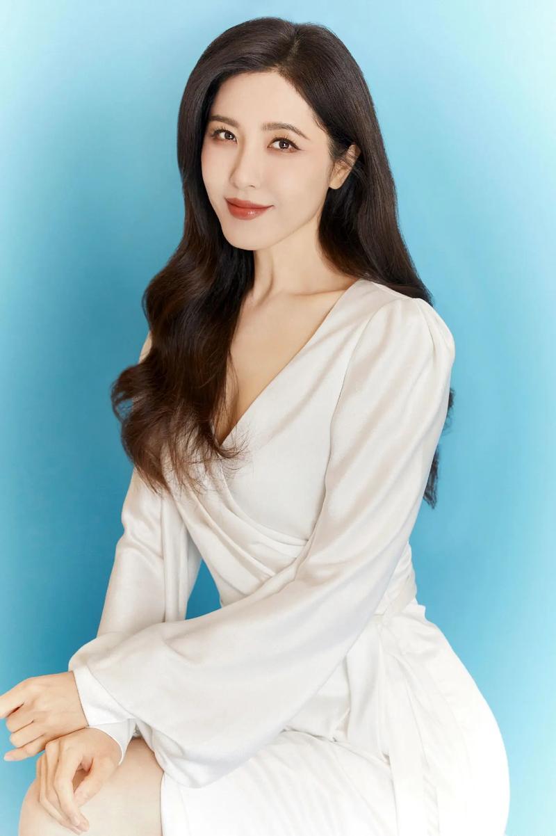 演员曾黎说：“中戏两百年美女，就是句玩笑，大家别当真，我不是美女，我是演员曾黎，