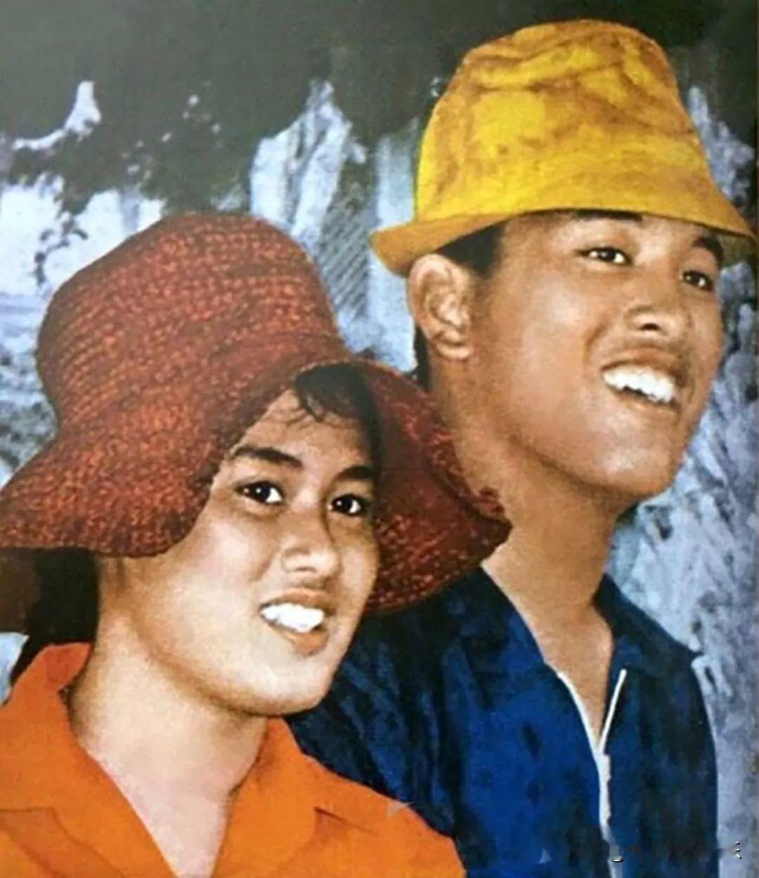 泰王和诗琳通公主这个角度看起来很像，诗丽吉王后基因强大，孩子都像她大长脸。