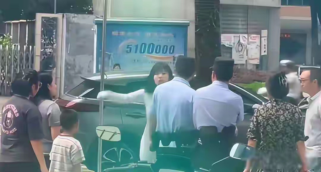 黄一鸣把王思聪和女儿都做成流量生意，热度还没捂热就被平台一脚踢下桌