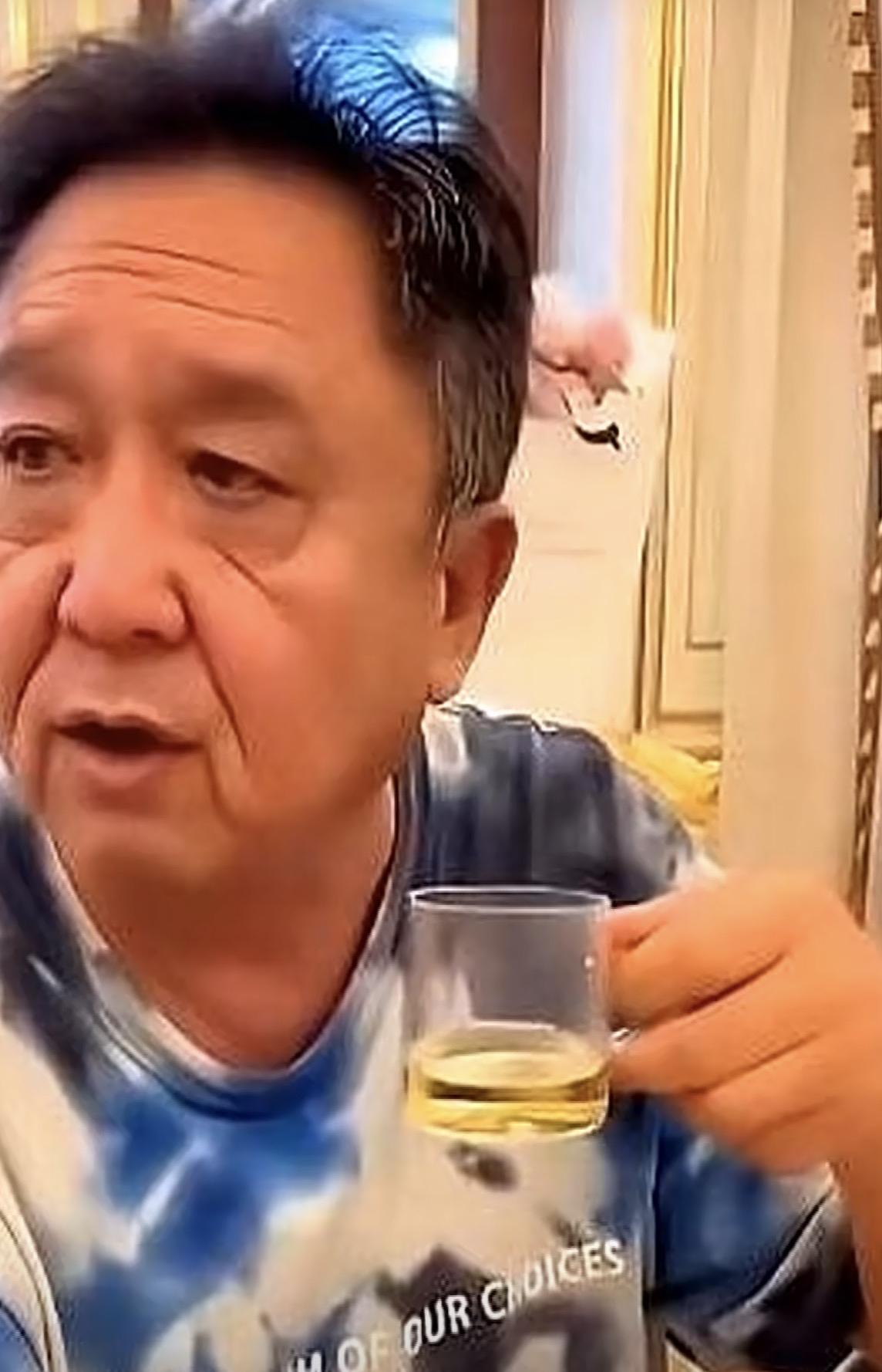 一天八场酒局，于谦被生生抬回家，57岁的老哥瘫在沙发上，连眼皮都抬不动。妻子白慧