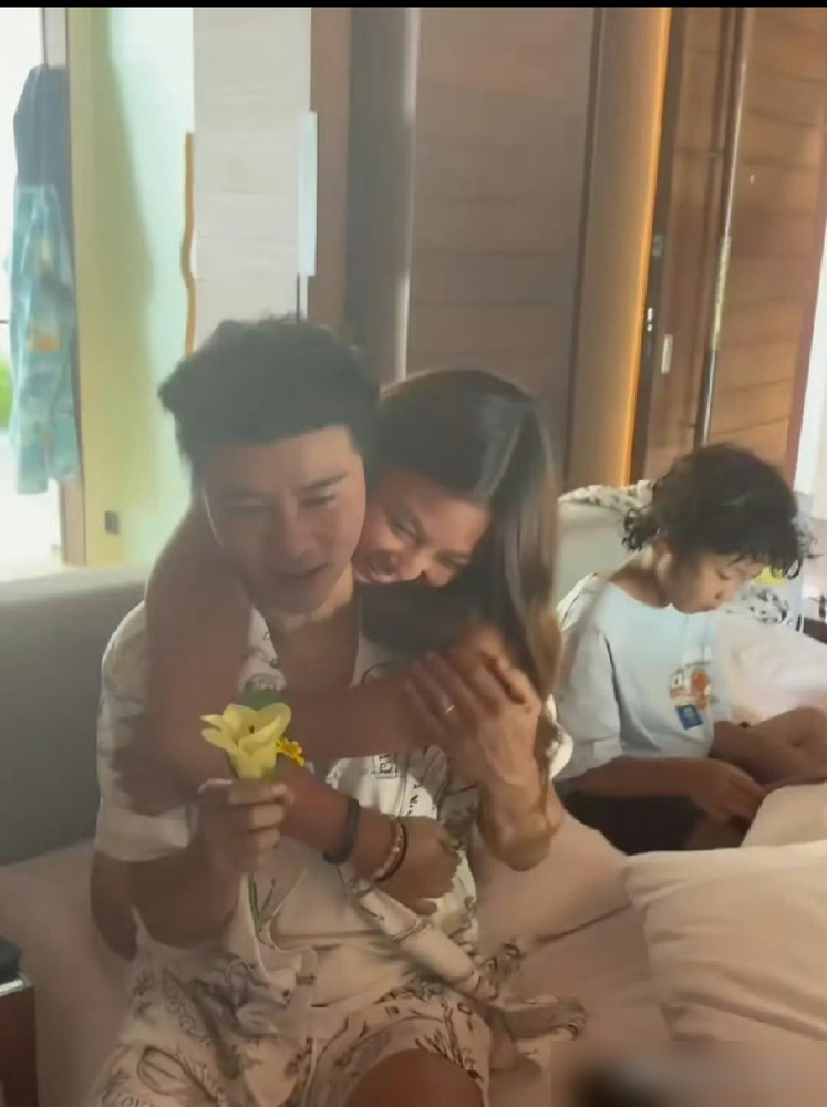 蔡少芬大女儿15岁，身高接近180。张晋175，站在女儿身边，头顶勉强齐平。基因这东西，半点不由人。