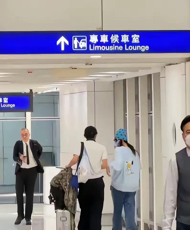 张柏芝，冲上热搜！3月25日，张柏芝现身香港机场接大儿子Lucas返港，母子俩的