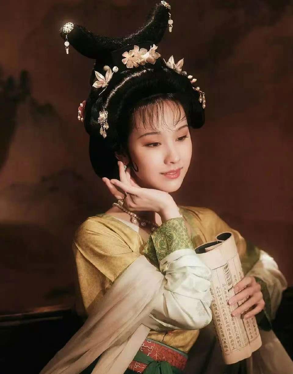 陈都灵这造型是好看，可脸hold不住。。。这种妆还得大气些的脸蛋撑着​​​