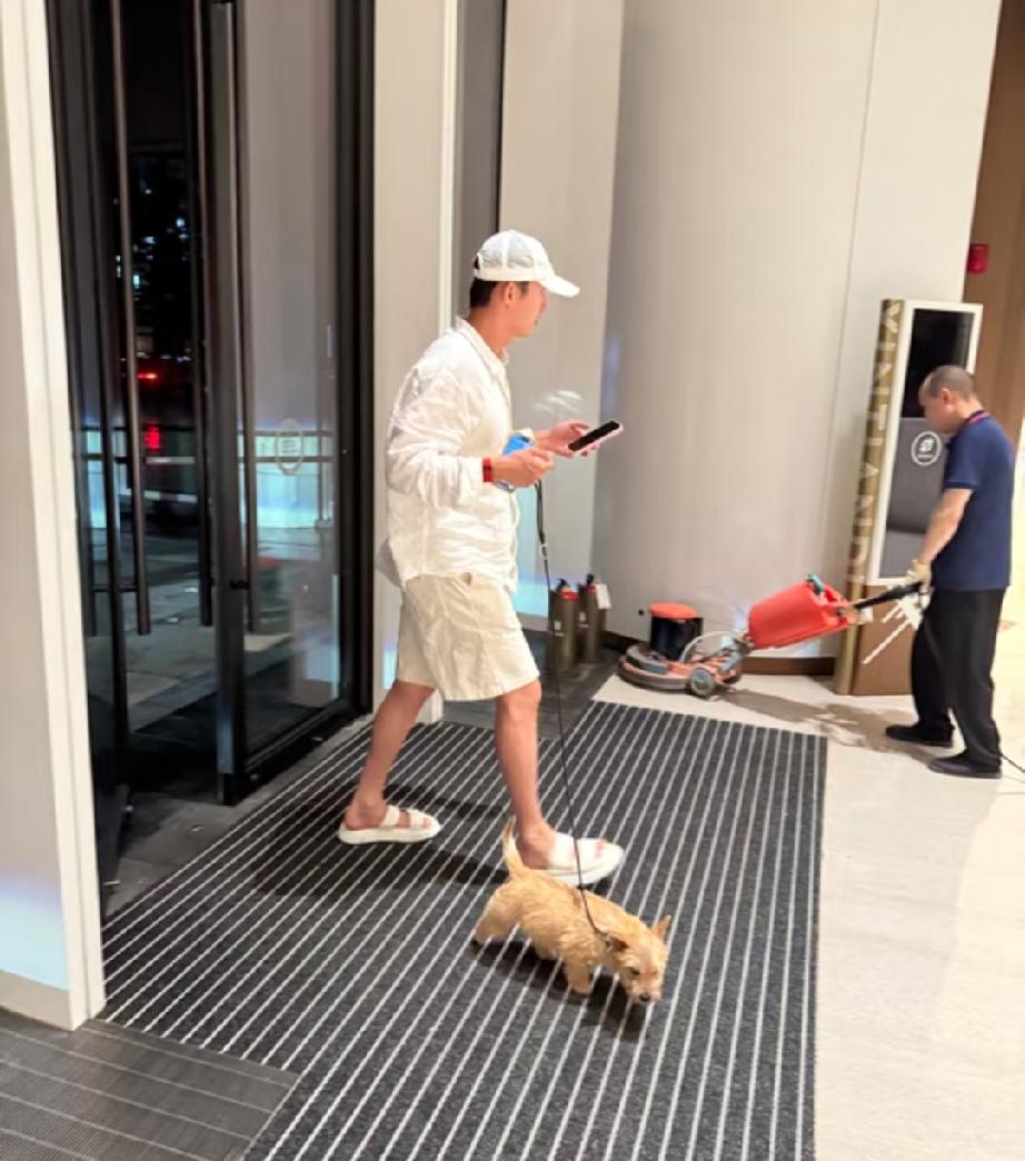 顶流男明星黄景瑜真的就是人生赢家，年轻帅气，高大威猛，整个人太有魅力了吧！大家