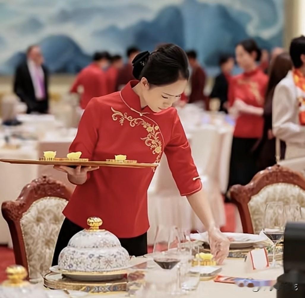 谁能想到，特朗普访华国宴上，服务员小姐姐的制服刺绣居然是真金做的！这套定制的红