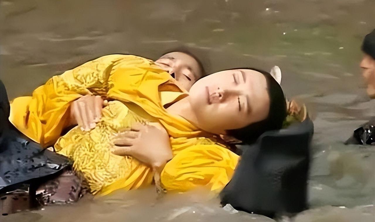 正德皇帝朱厚照干过一件让满朝文武集体傻眼的事——他这辈子没生出半个亲儿子，却一口