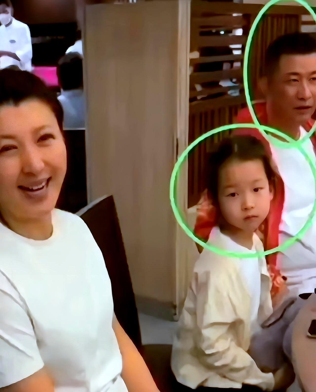 闫学晶蹲在直播间卖大米，这画面比她演的任何一部农村剧都真实。中年女演员集体“越