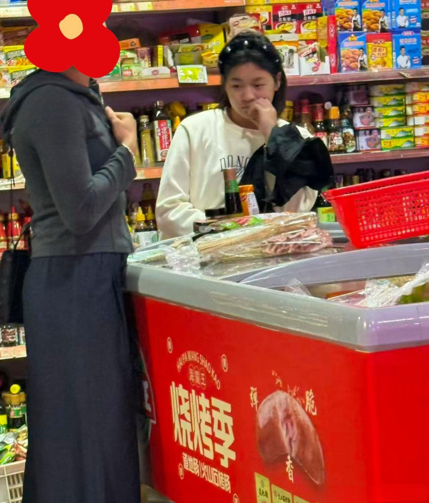 偶遇全红婵逛超市，她手托腮，似乎不知道选择买什么了…看她的侧脸好像和从前一样瘦了