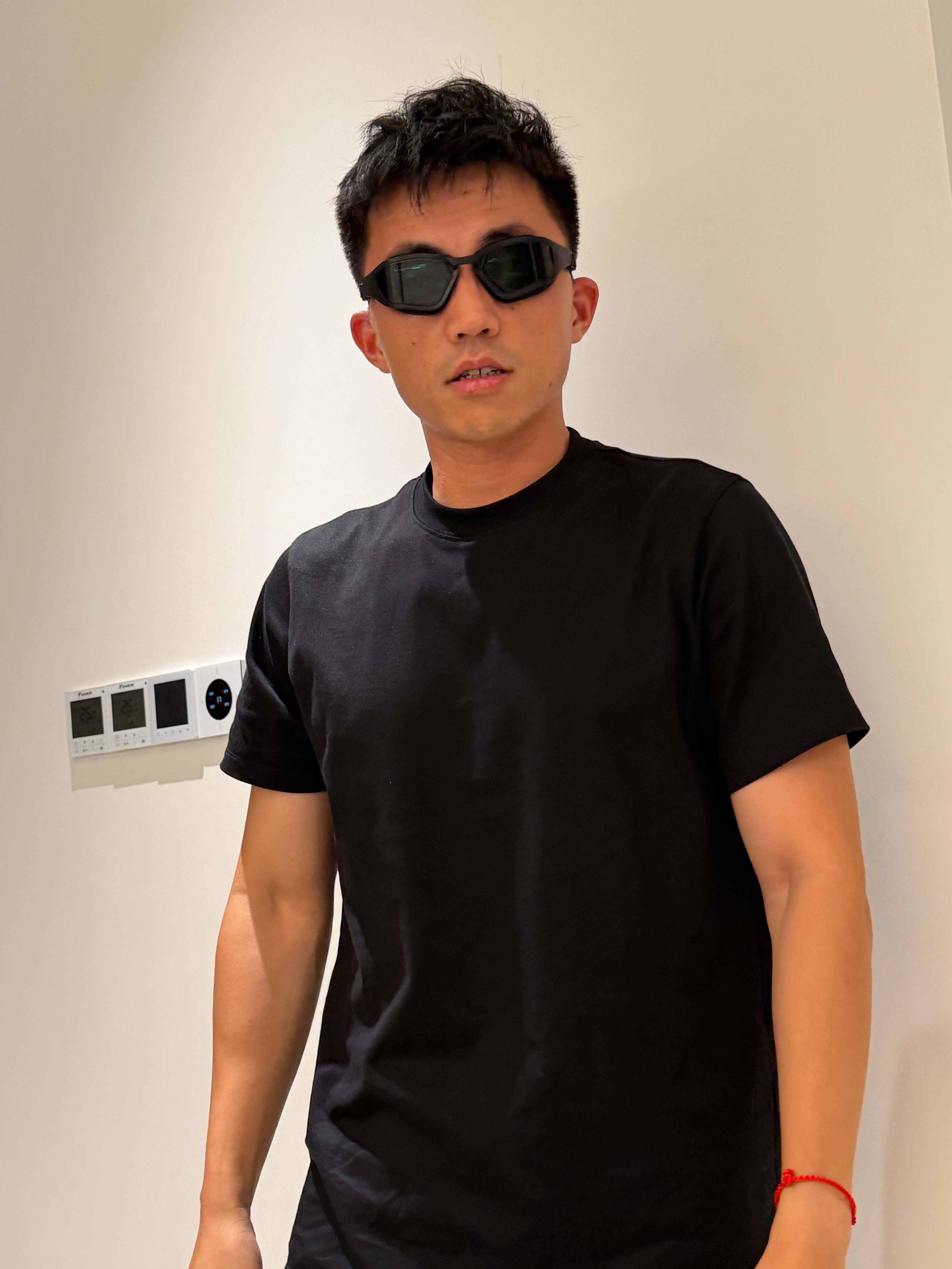 回来非常兴奋整理行李，明天要出去旅游了。我心里不得劲，怎么回事。