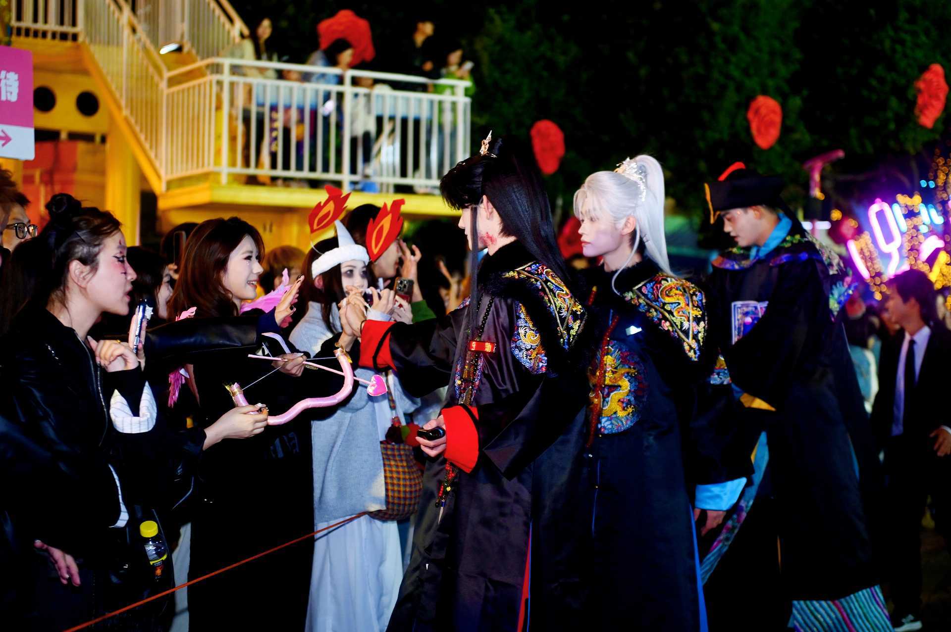 成都你就这样勾引美院男大《谷围南亭》动画真的把粉丝养的很好！昨晚在成都给高影举