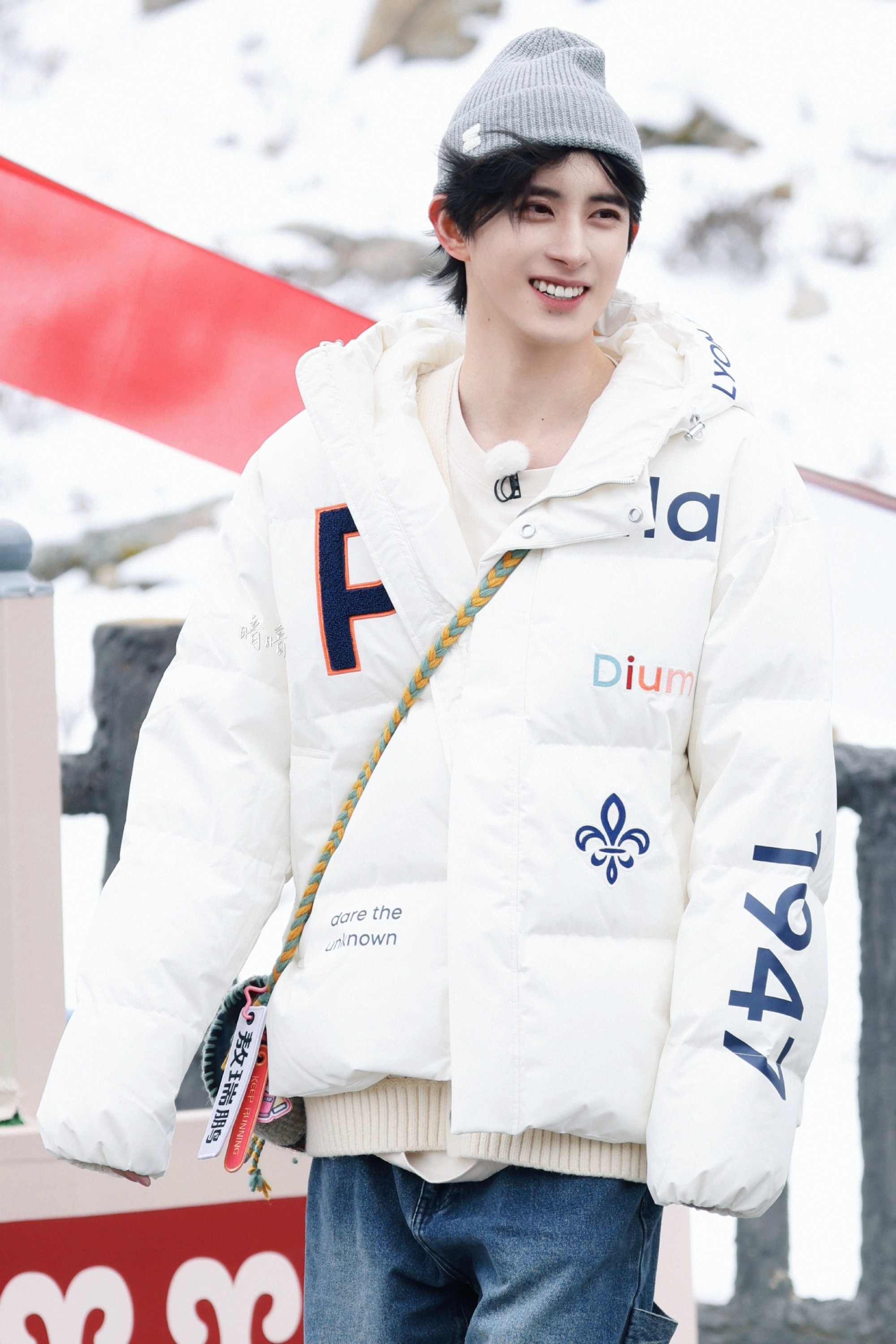 敖瑞鹏龇着的大牙收回去了奔跑吧敖瑞鹏在《奔跑吧》上演自信滑铁卢！组词“白鹿”时有