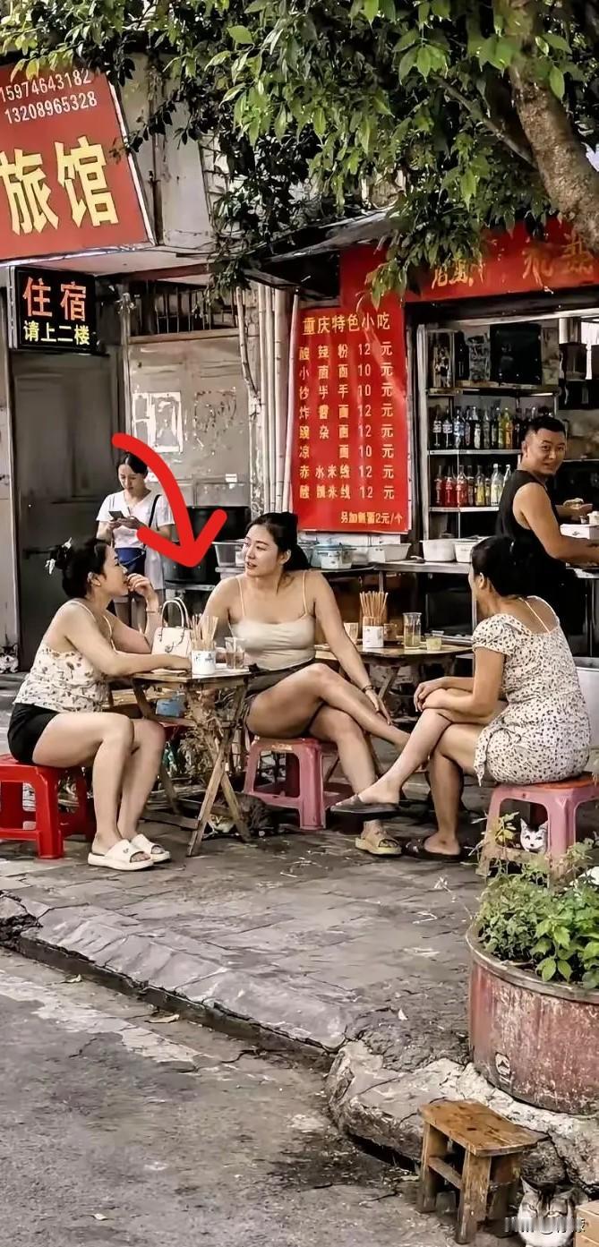 重庆路边一幕刷屏全网！没有精致摆拍，才是普通人最治愈的生活模样重庆街头