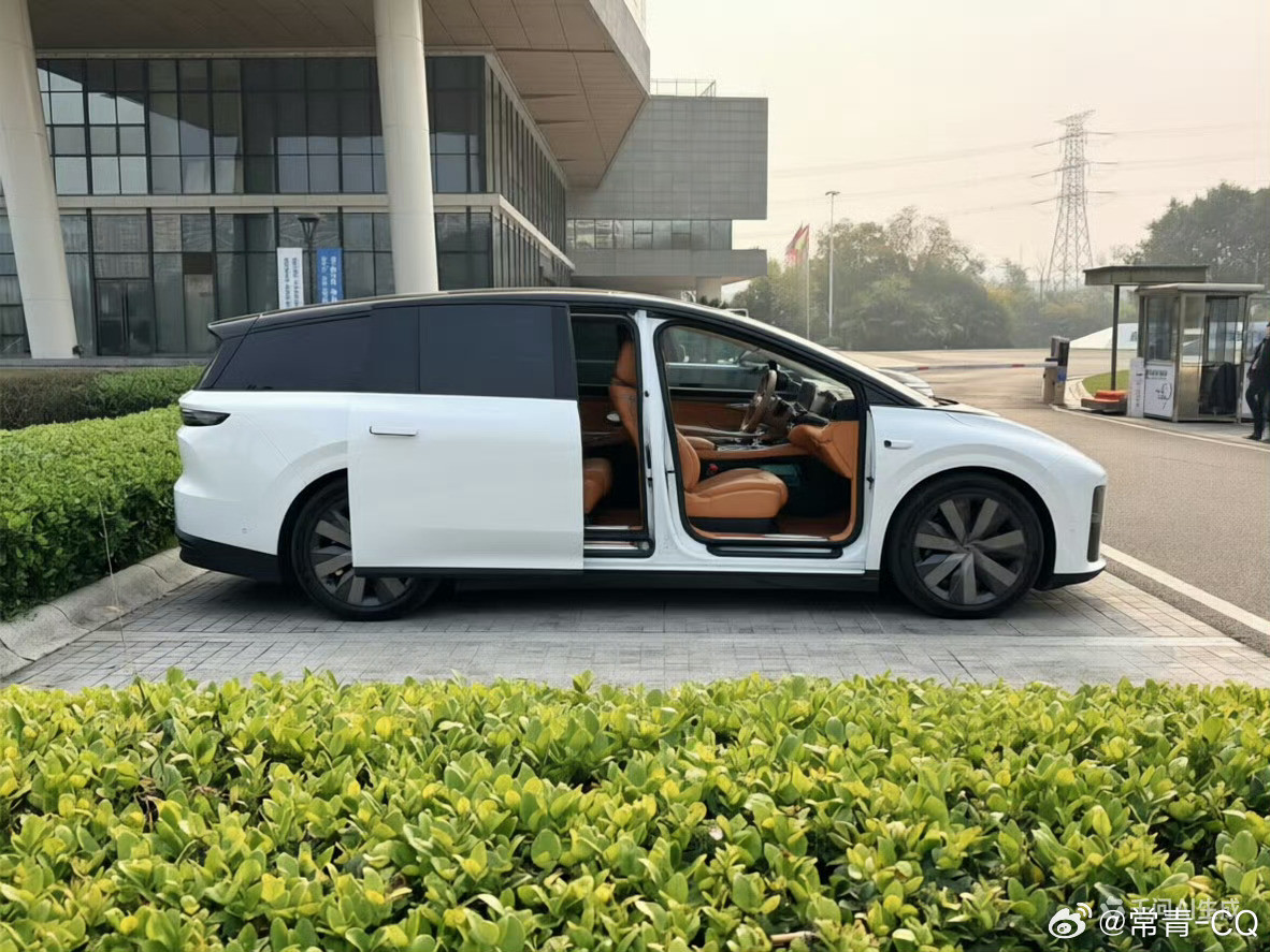 李想谈为什么不跟风做大车纯电确实没必要越做越大。到现在我最喜欢的尺寸还是理想i8
