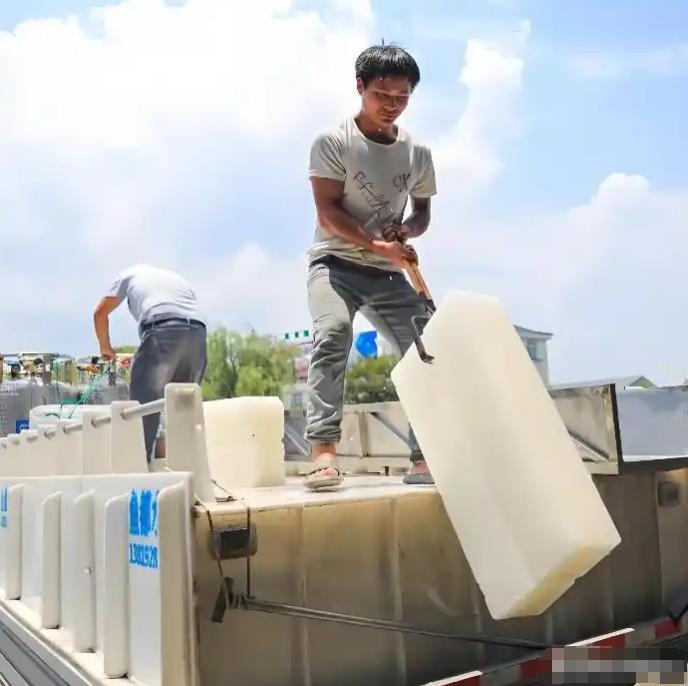 别被资本‘骗’了！”全国多地出现40℃极端天气，制冰厂供不应求，员工各个工资过万