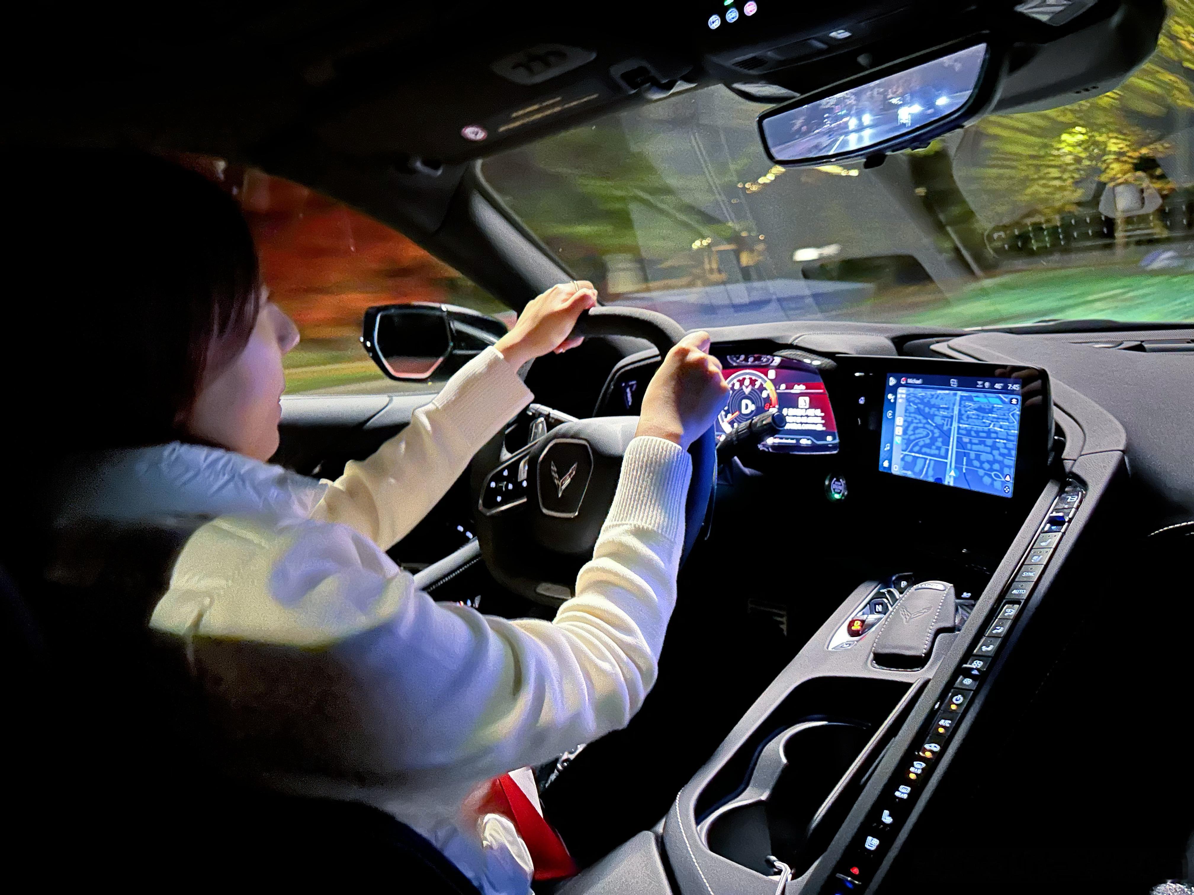 第一次当副驾公主，好紧张[doge]。这个小姐姐的跑车声浪好像法拉利，我是不是有