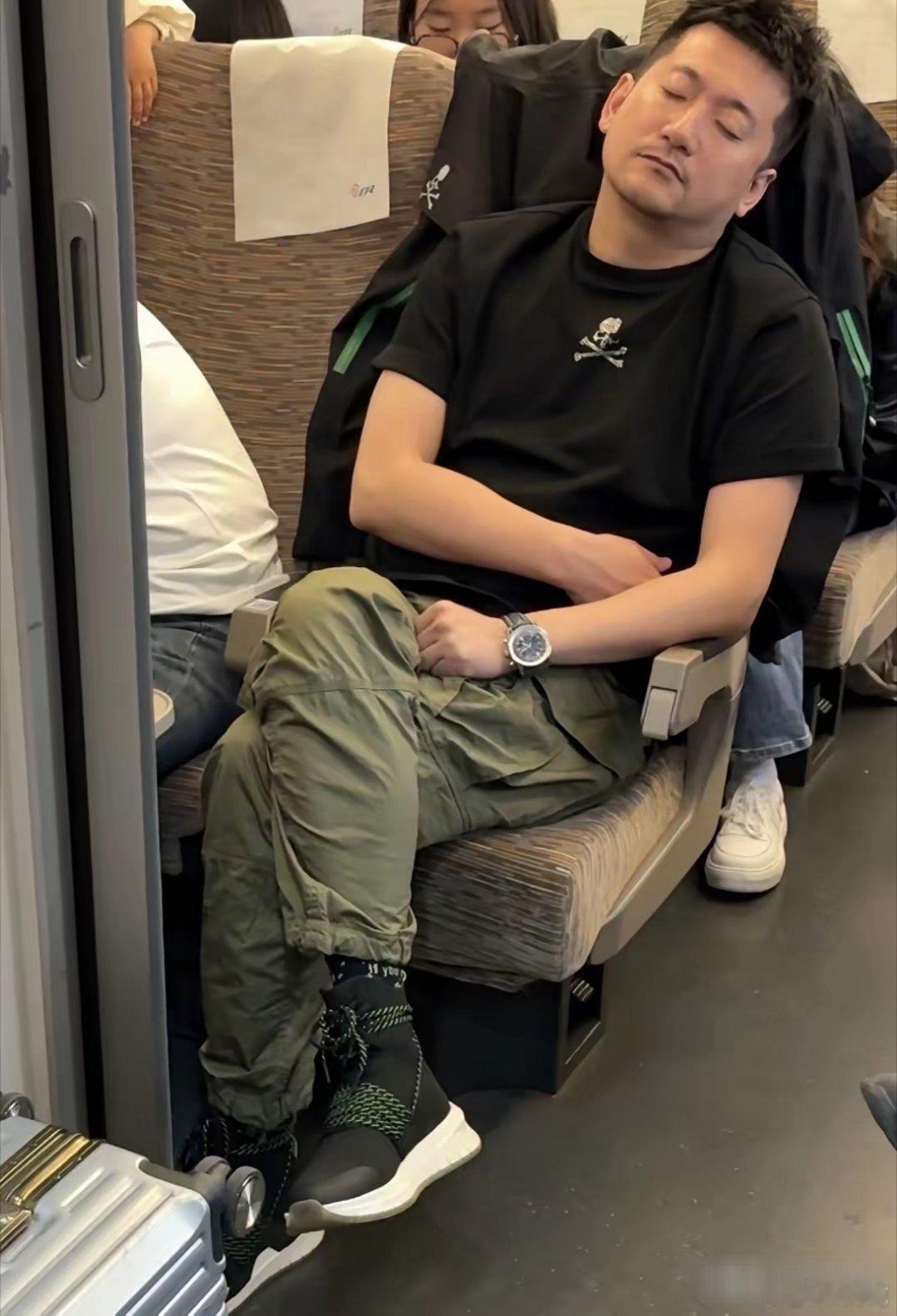 哇，这位兄弟的鞋子真独特啊，应该很贵吧？