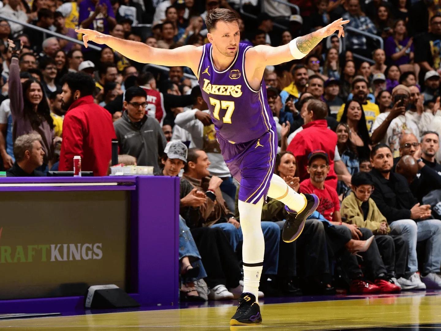 湖人记者RyanWard更新动态点评道：“太欣赏这支湖人了！卢卡-东契奇正处于